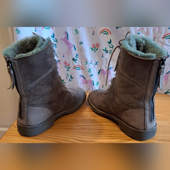 EUC UGG Daney Grey Suede & Shearling Casual Outdoor Winter Boot Shoe SZ 6 - Picture 4 of 10